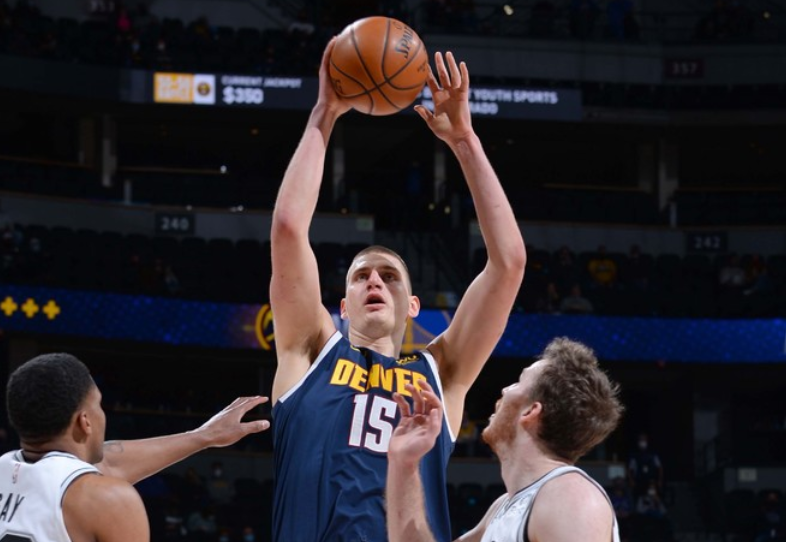  约基奇达成赛季第90次三双，掘金稳居西部榜首  